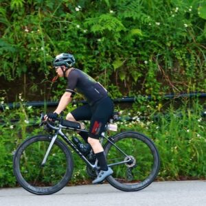香港車友 ISSAC 穿著 Upline 卡鞋騎乘山路